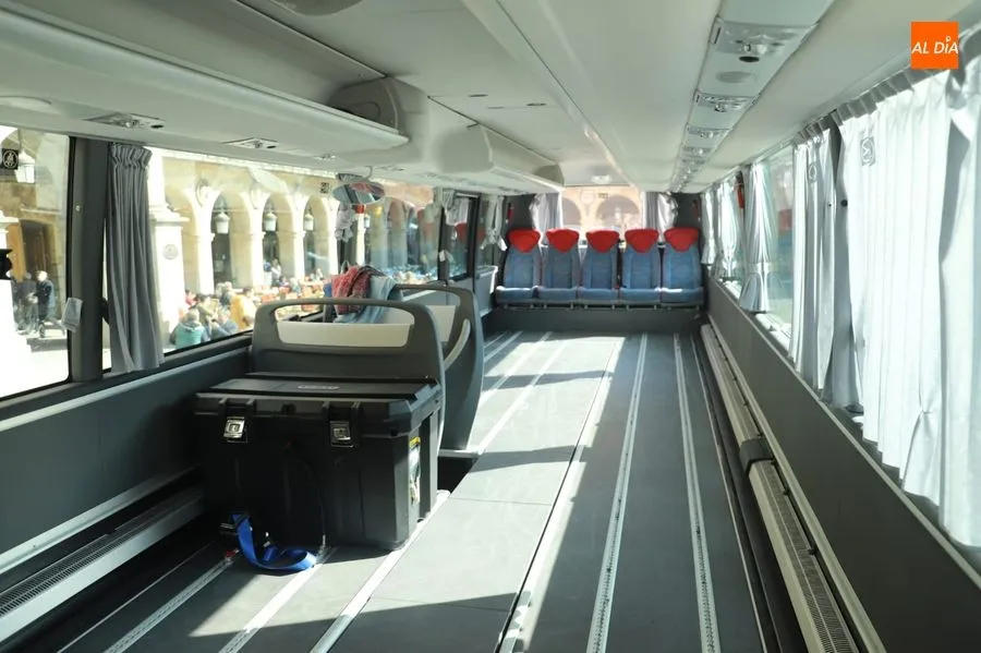 Foto 6 - Aspace presenta en la Plaza Mayor su nuevo autob&uacute;s adaptado