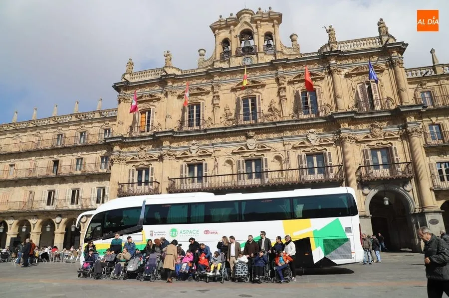 Foto 4 - Aspace presenta en la Plaza Mayor su nuevo autob&uacute;s adaptado
