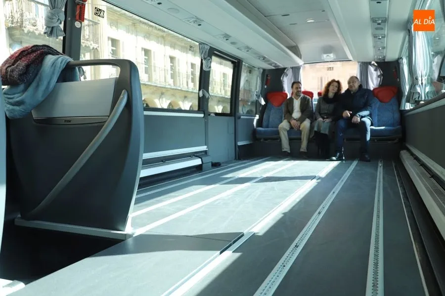 Foto 3 - Aspace presenta en la Plaza Mayor su nuevo autob&uacute;s adaptado