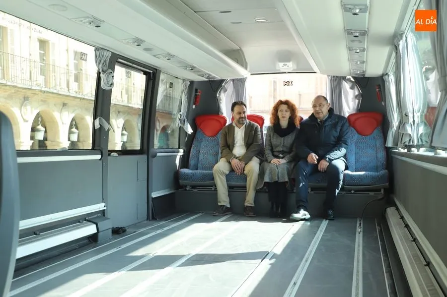 Foto 2 - Aspace presenta en la Plaza Mayor su nuevo autob&uacute;s adaptado