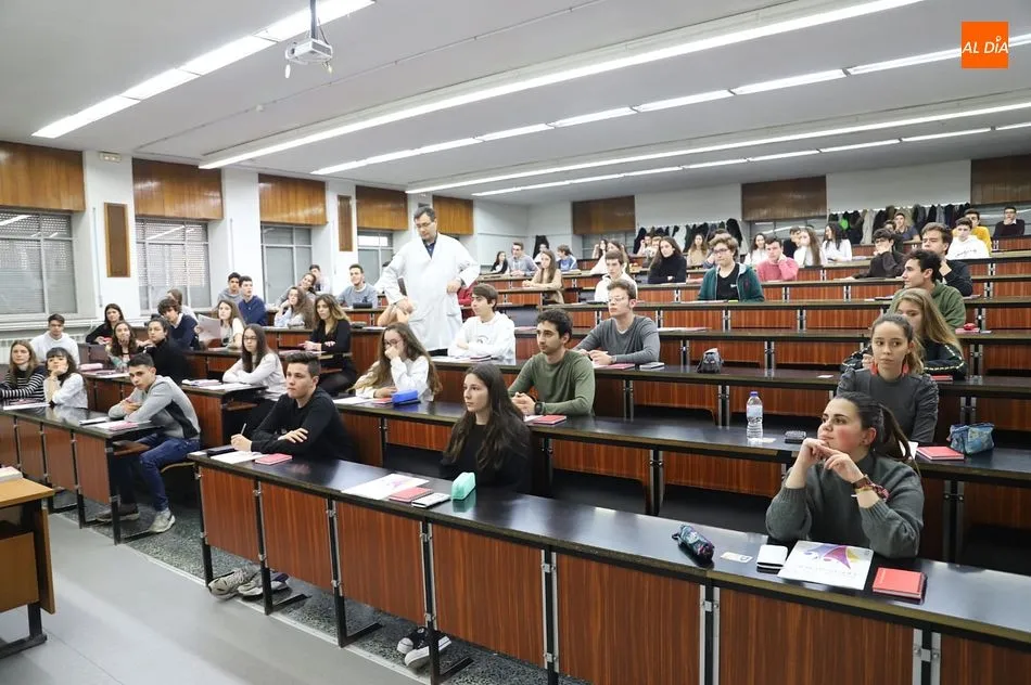 Un total de 82 alumnos de Bachillerato del distrito de Salamanca compiten por una plaza en el nacional