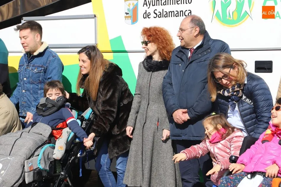 Foto 11 - Aspace presenta en la Plaza Mayor su nuevo autob&uacute;s adaptado