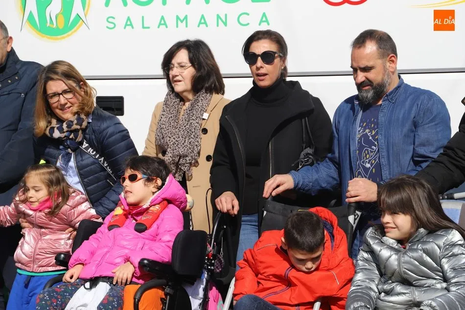 Foto 10 - Aspace presenta en la Plaza Mayor su nuevo autob&uacute;s adaptado