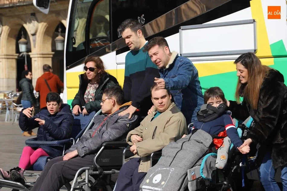 Foto 8 - Aspace presenta en la Plaza Mayor su nuevo autob&uacute;s adaptado
