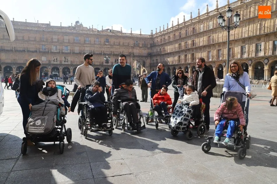 Foto 7 - Aspace presenta en la Plaza Mayor su nuevo autob&uacute;s adaptado