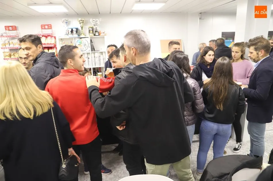 Foto 6 - El Salamanca UDS inaugura por todo lo alto su nuevo bar: Amaro, Larraz&aacute;bal, aficionados...