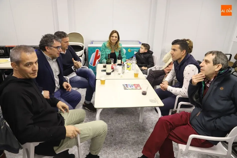 Foto 4 - El Salamanca UDS inaugura por todo lo alto su nuevo bar: Amaro, Larraz&aacute;bal, aficionados...