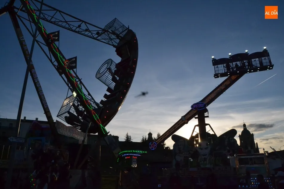 La creciente zona de ferias vive su primera gran tarde precarnavalera  