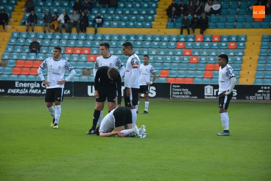 Un jugador del filial, en el césped del Helmántico