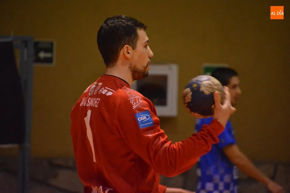 Javi Sánchez, con el balón en sus manos