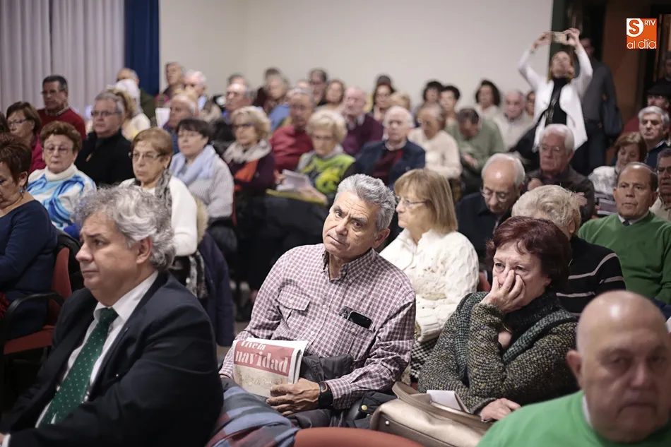Grupo de personas mayores atienden durante una conferencia / Archivo