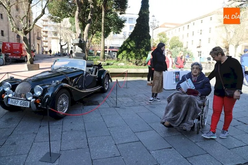 Grandes y pequeños disfrutaron del vehículo expuesto / Lydia González