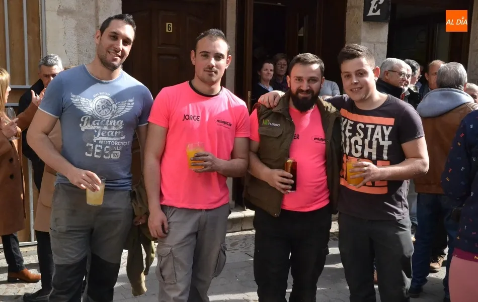 Eh, sácanos una foto: Celebrando la culminación del trabajo  
