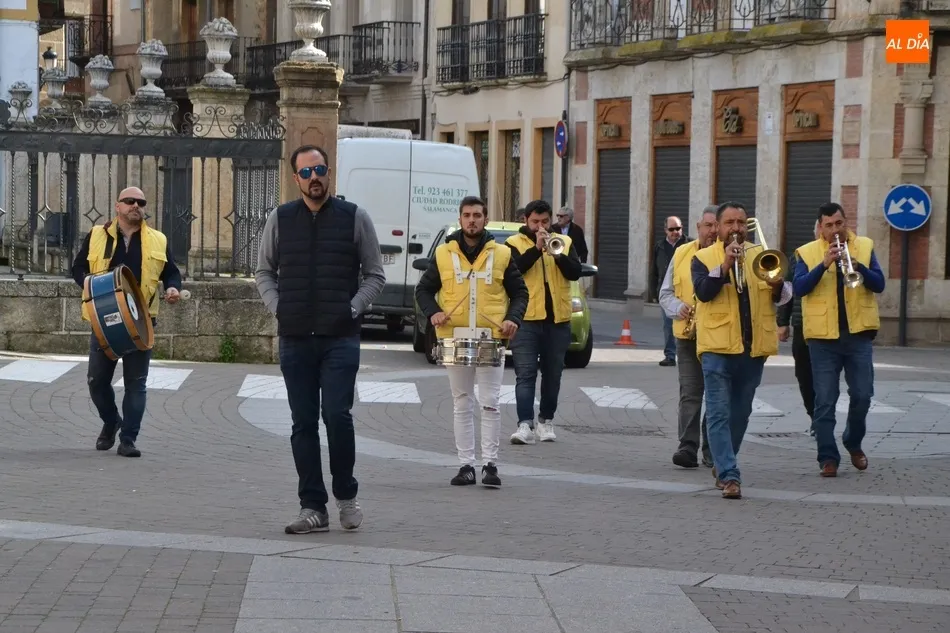 Foto 7 - Contin&uacute;a el montaje de los tablaos con Salvador L&oacute;pez en 1&ordf; l&iacute;nea y sonido charanguero de fondo ...