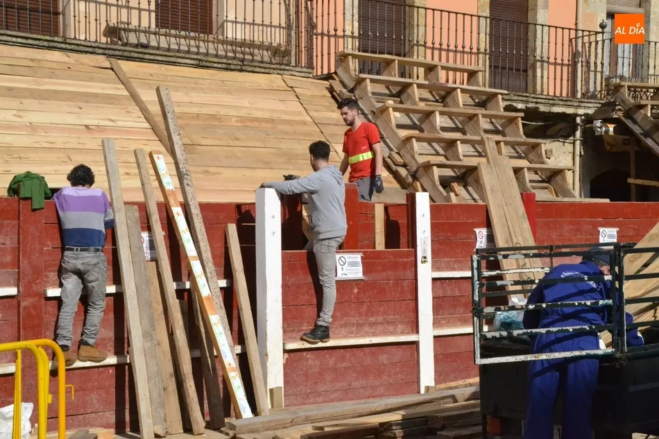 Foto 6 - Contin&uacute;a el montaje de los tablaos con Salvador L&oacute;pez en 1&ordf; l&iacute;nea y sonido charanguero de fondo ...