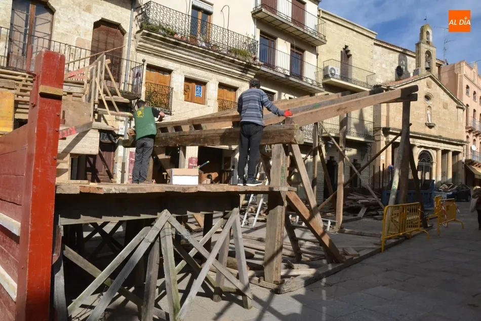 Foto 4 - Contin&uacute;a el montaje de los tablaos con Salvador L&oacute;pez en 1&ordf; l&iacute;nea y sonido charanguero de fondo ...