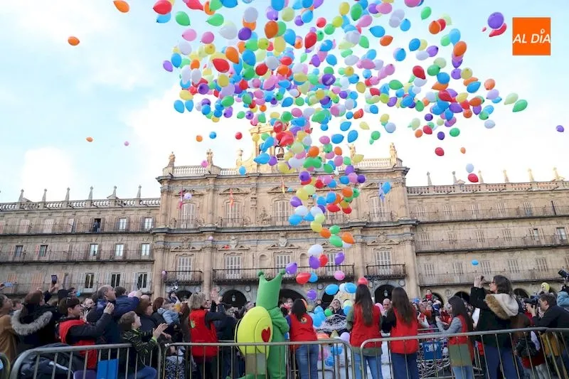 Suelta de globos en la Plaza Mayor de Salamanca / Lydia González