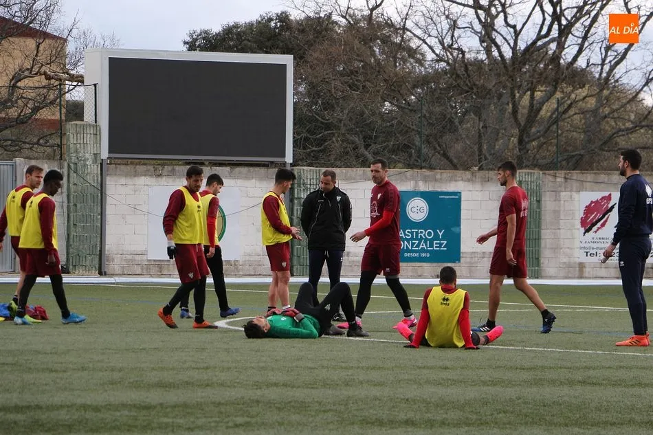 Ángel Sánchez en pleno entrenamiento con la plantilla del CD Guijuelo