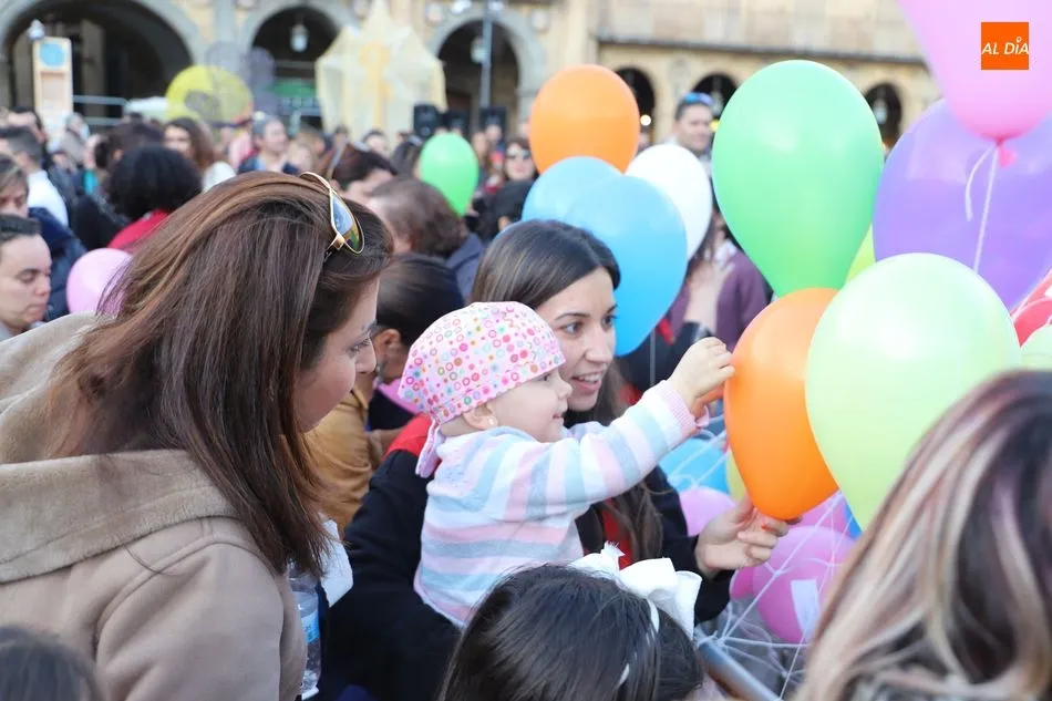 Foto 11 - Emotiva suelta de globos en la Plaza Mayor para conmemorar el D&iacute;a Internacional del Ni&ntilde;o con...