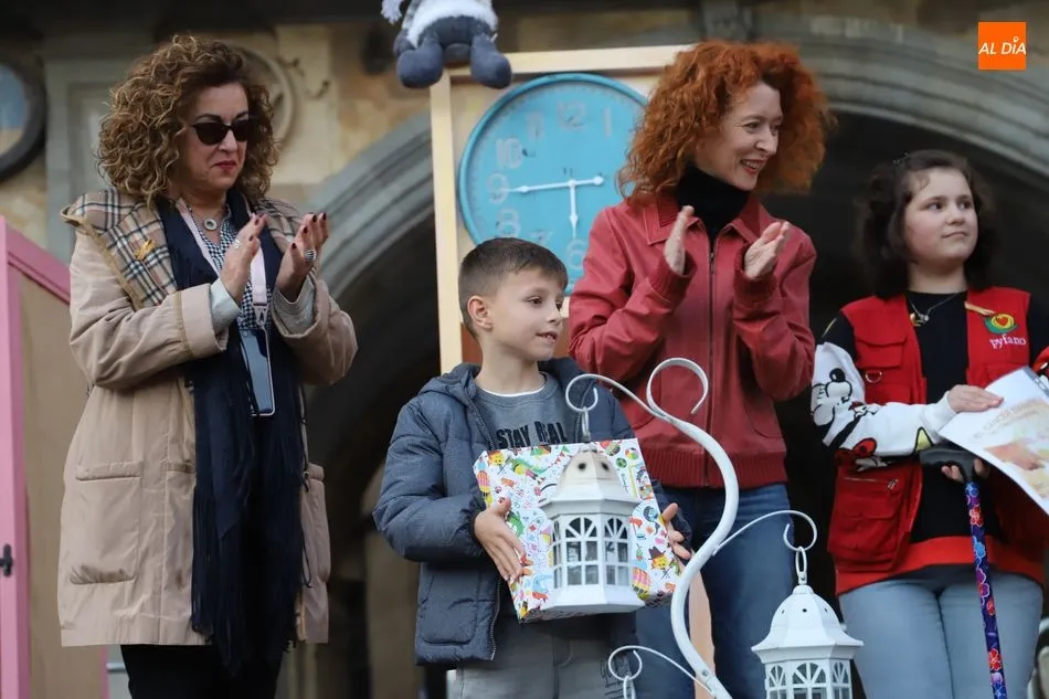 Foto 10 - Emotiva suelta de globos en la Plaza Mayor para conmemorar el D&iacute;a Internacional del Ni&ntilde;o con...