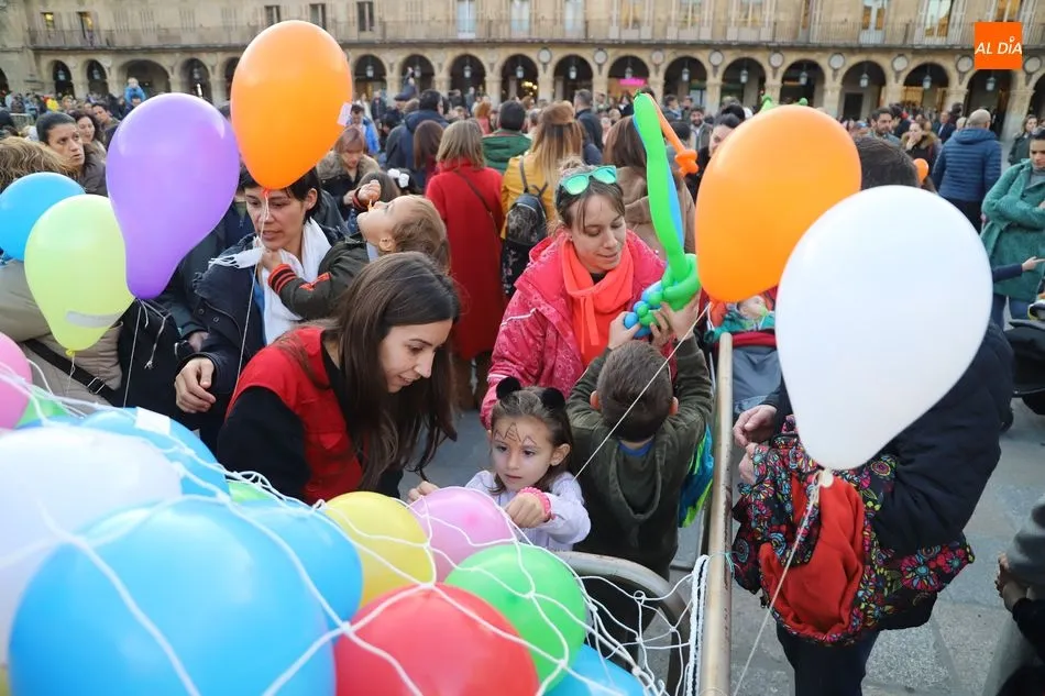 Foto 8 - Emotiva suelta de globos en la Plaza Mayor para conmemorar el D&iacute;a Internacional del Ni&ntilde;o con...