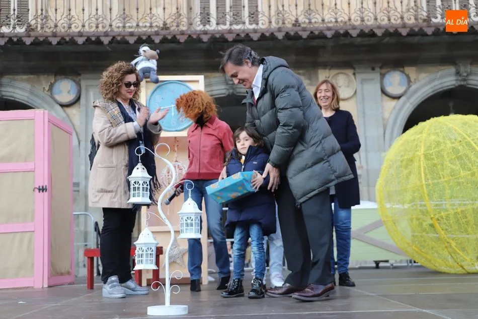 Foto 7 - Emotiva suelta de globos en la Plaza Mayor para conmemorar el D&iacute;a Internacional del Ni&ntilde;o con...