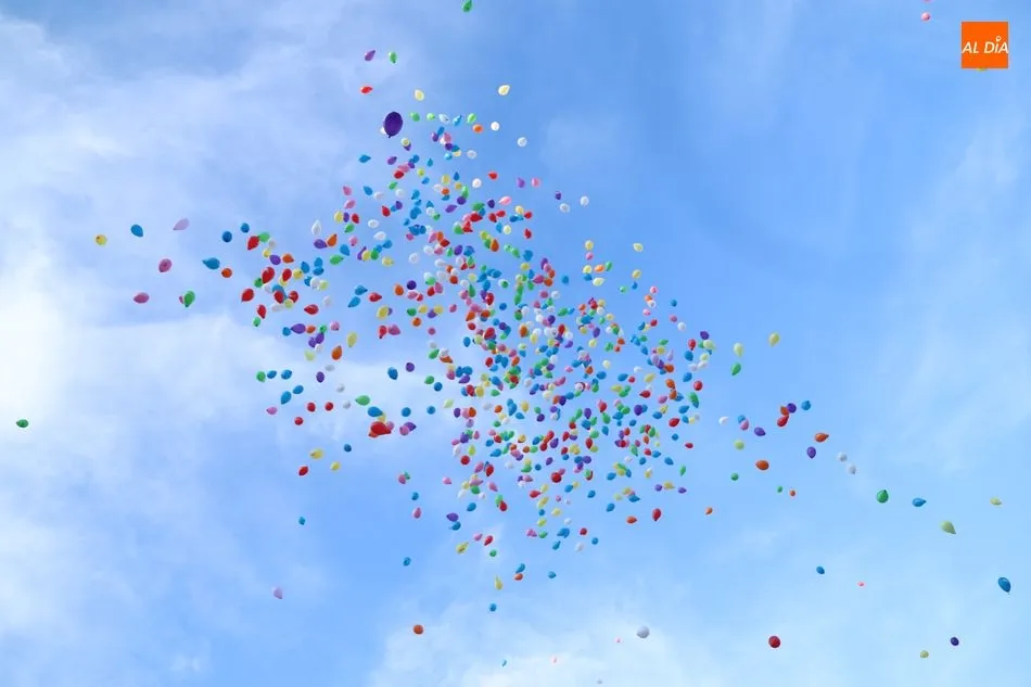 Foto 6 - Emotiva suelta de globos en la Plaza Mayor para conmemorar el D&iacute;a Internacional del Ni&ntilde;o con...