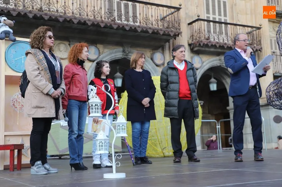 Foto 5 - Emotiva suelta de globos en la Plaza Mayor para conmemorar el D&iacute;a Internacional del Ni&ntilde;o con...