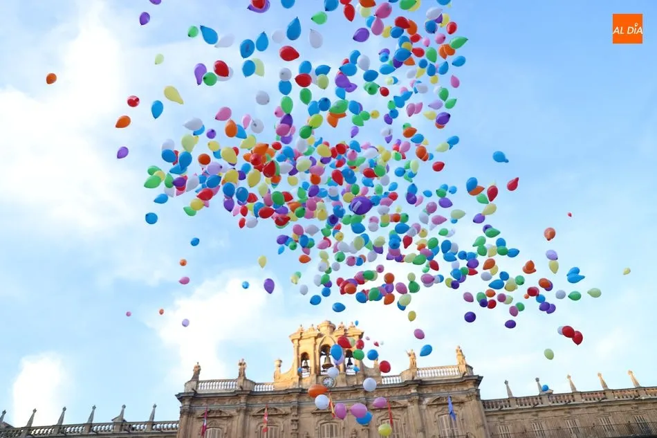 Foto 4 - Emotiva suelta de globos en la Plaza Mayor para conmemorar el D&iacute;a Internacional del Ni&ntilde;o con...