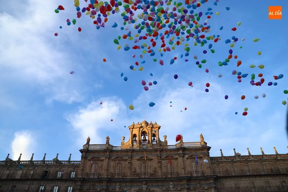 Foto 3 - Emotiva suelta de globos en la Plaza Mayor para conmemorar el D&iacute;a Internacional del Ni&ntilde;o con...