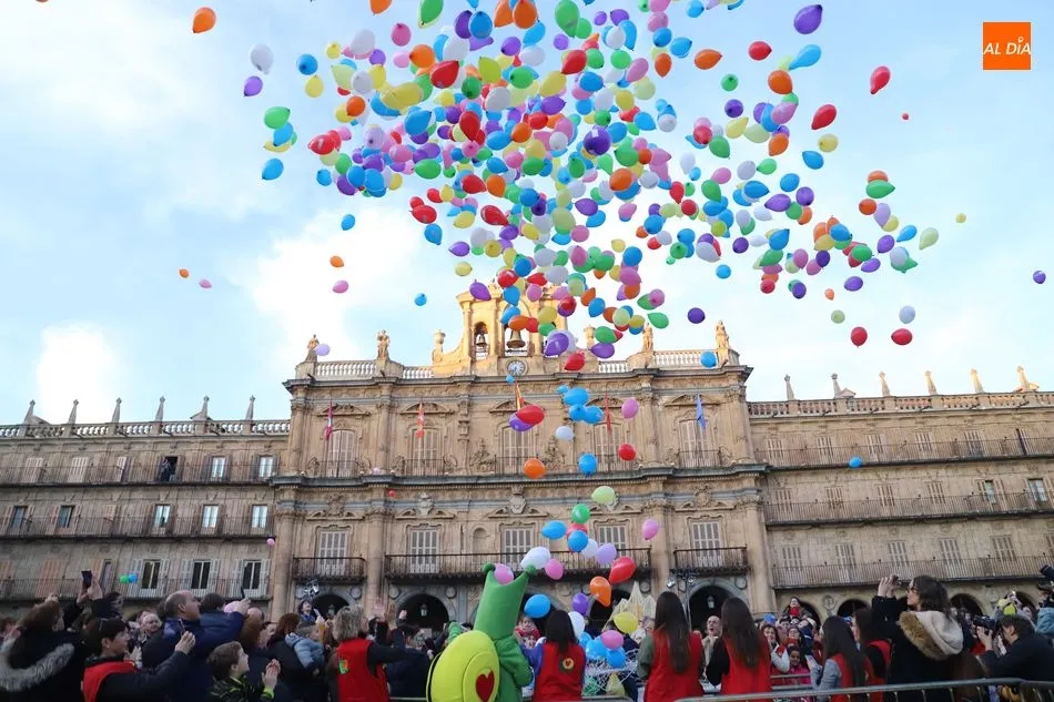 Foto 2 - Emotiva suelta de globos en la Plaza Mayor para conmemorar el D&iacute;a Internacional del Ni&ntilde;o con...