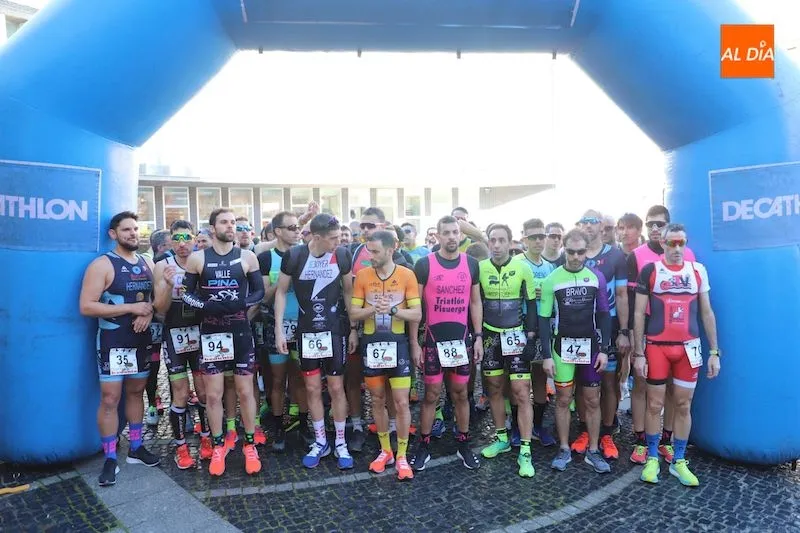 Los atletas esperan a la salida de la prueba deportiva / Lydia González