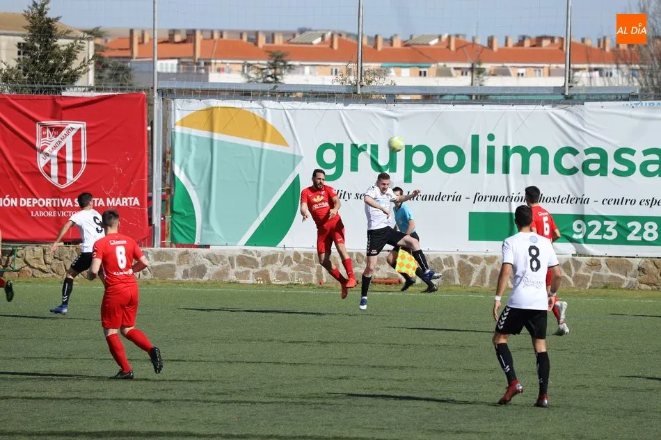 Foto 11 - Un gol de Lolo en propia deja sin premio al Santa Marta contra la Segoviana (0-1)
