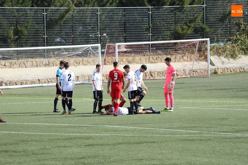 Foto 10 - Un gol de Lolo en propia deja sin premio al Santa Marta contra la Segoviana (0-1)