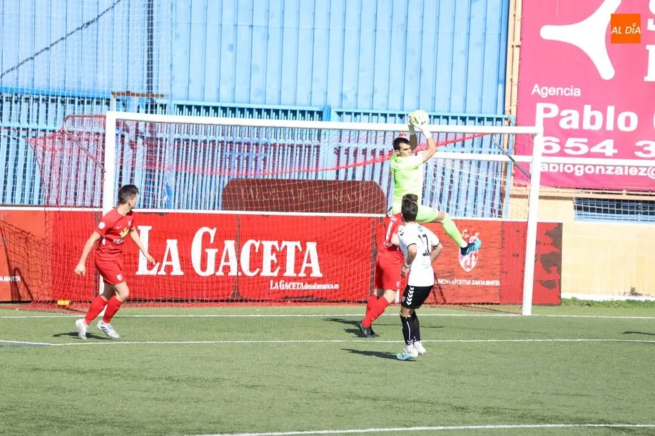 Foto 9 - Un gol de Lolo en propia deja sin premio al Santa Marta contra la Segoviana (0-1)
