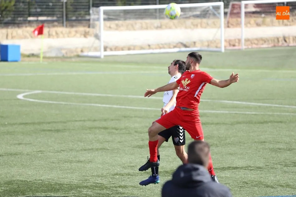 Foto 7 - Un gol de Lolo en propia deja sin premio al Santa Marta contra la Segoviana (0-1)