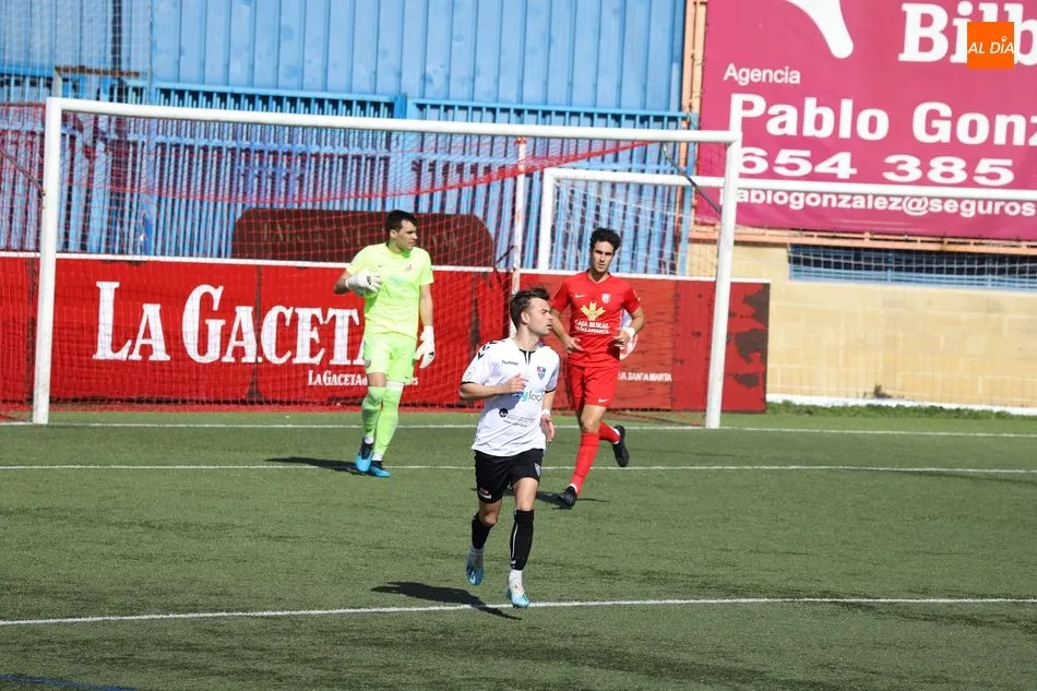 Foto 6 - Un gol de Lolo en propia deja sin premio al Santa Marta contra la Segoviana (0-1)