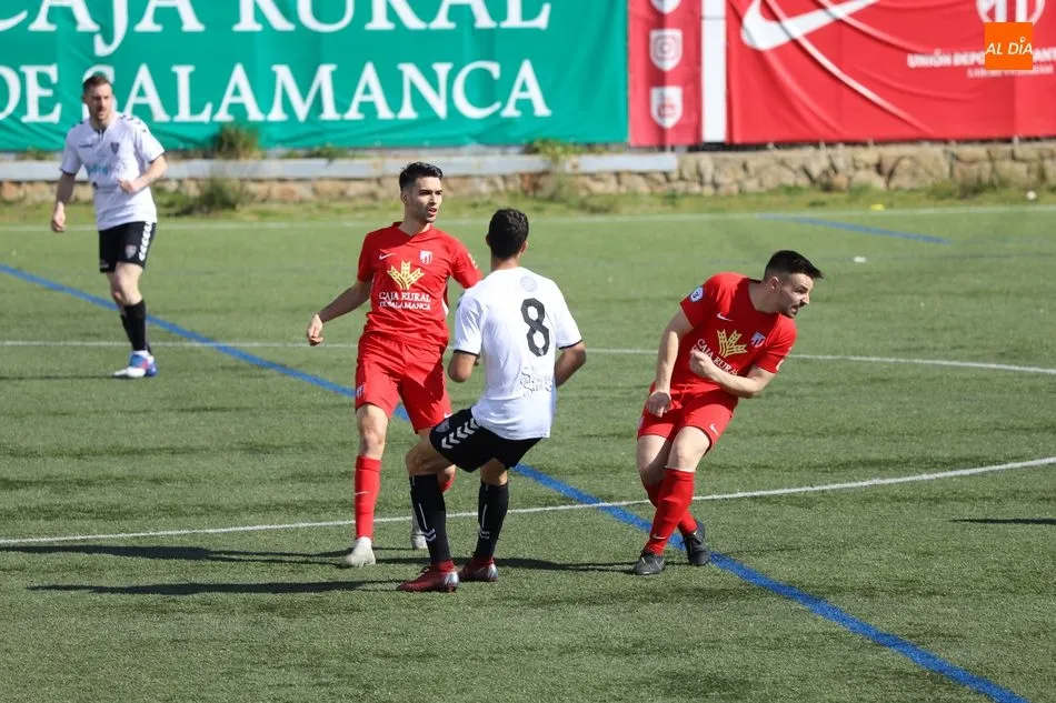 Foto 4 - Un gol de Lolo en propia deja sin premio al Santa Marta contra la Segoviana (0-1)