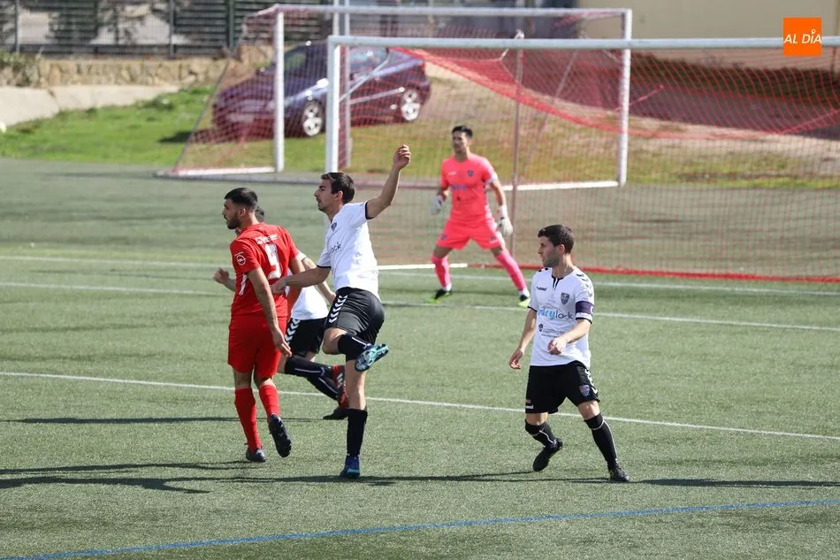Foto 2 - Un gol de Lolo en propia deja sin premio al Santa Marta contra la Segoviana (0-1)