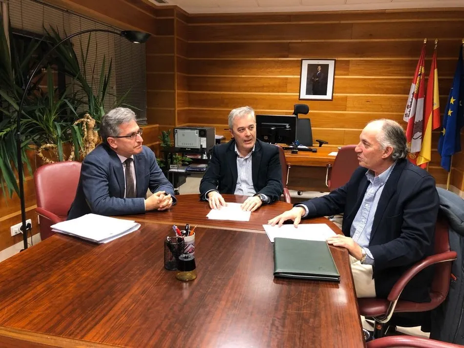 Un instante de la reunión entre la Junta y Urcacyl