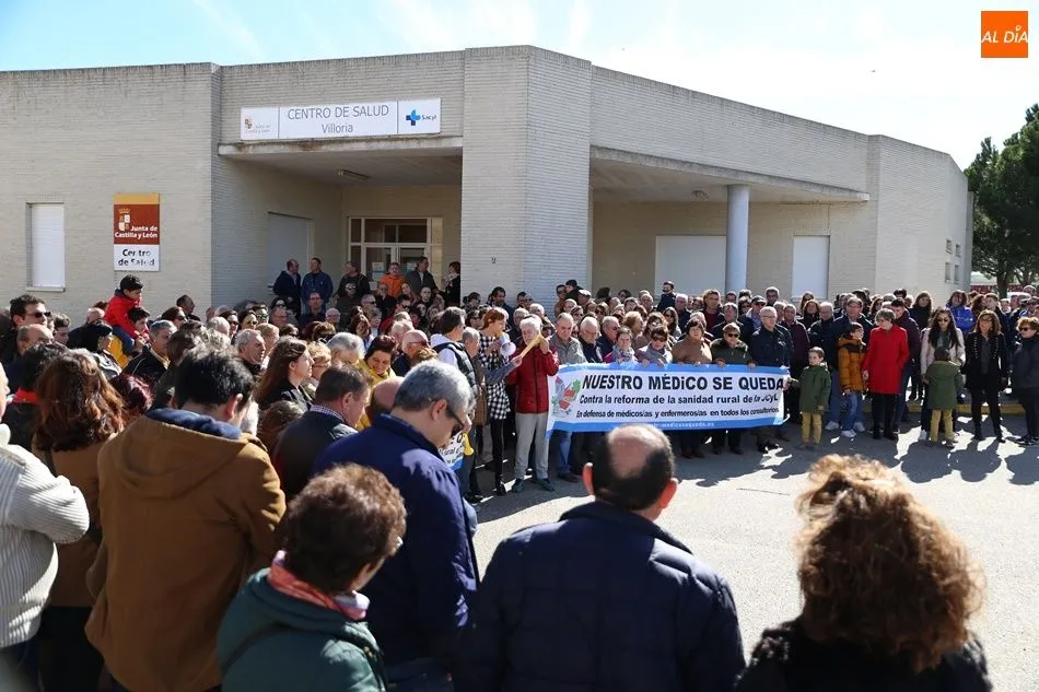 Los manifestantes escuchan el manifiesto concentrados ante el centro de salud de Villoria
