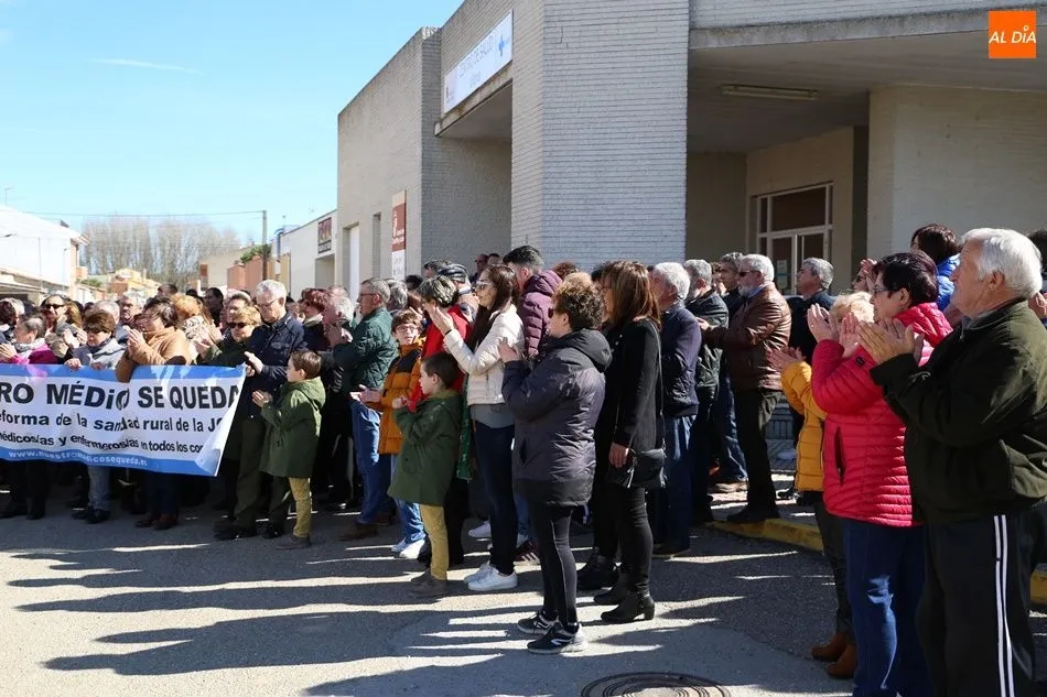 Foto 11 - Vecinos de Las Villas protestan contra el &ldquo;desmantelamiento de la sanidad rural&rdquo;