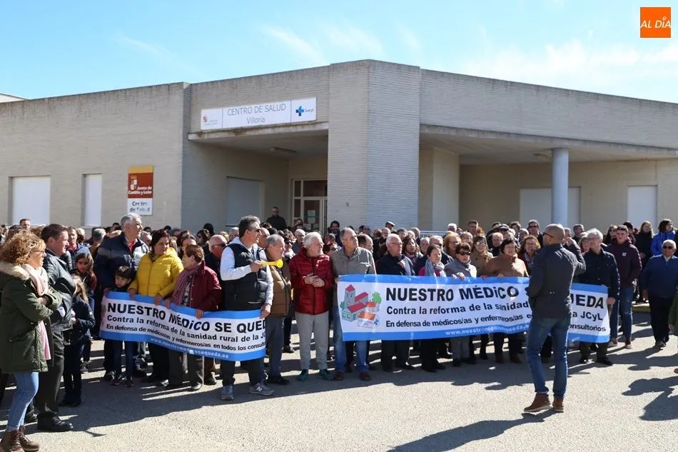 Foto 7 - Vecinos de Las Villas protestan contra el &ldquo;desmantelamiento de la sanidad rural&rdquo;