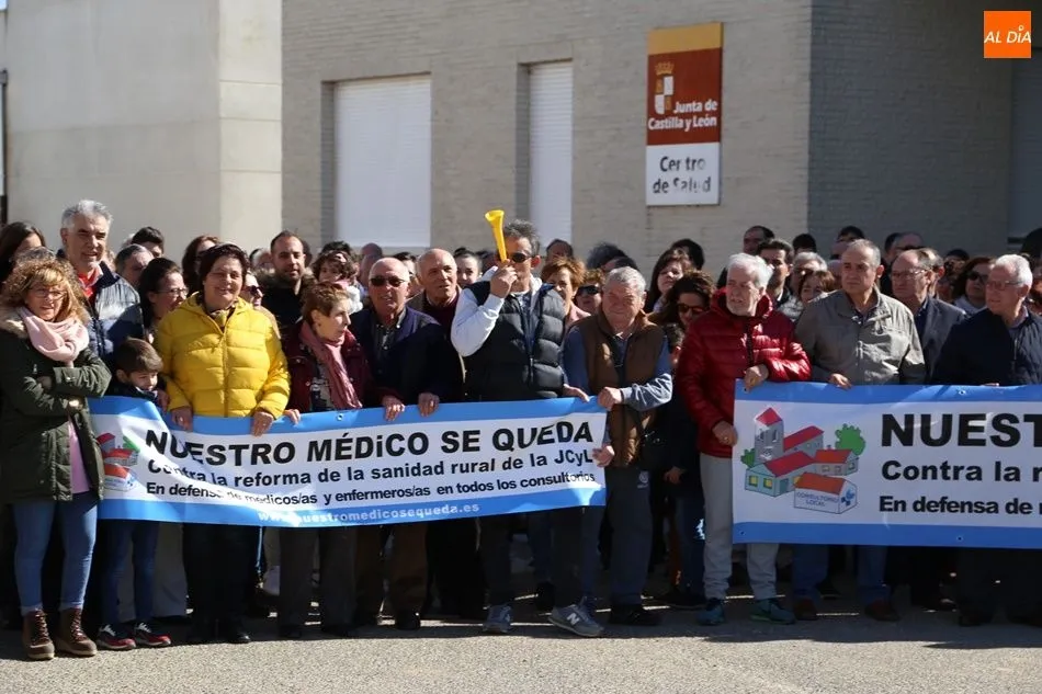 Foto 5 - Vecinos de Las Villas protestan contra el &ldquo;desmantelamiento de la sanidad rural&rdquo;