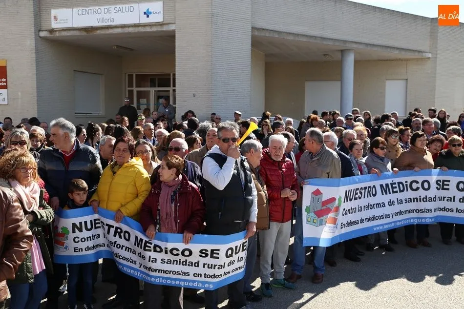 Foto 4 - Vecinos de Las Villas protestan contra el &ldquo;desmantelamiento de la sanidad rural&rdquo;