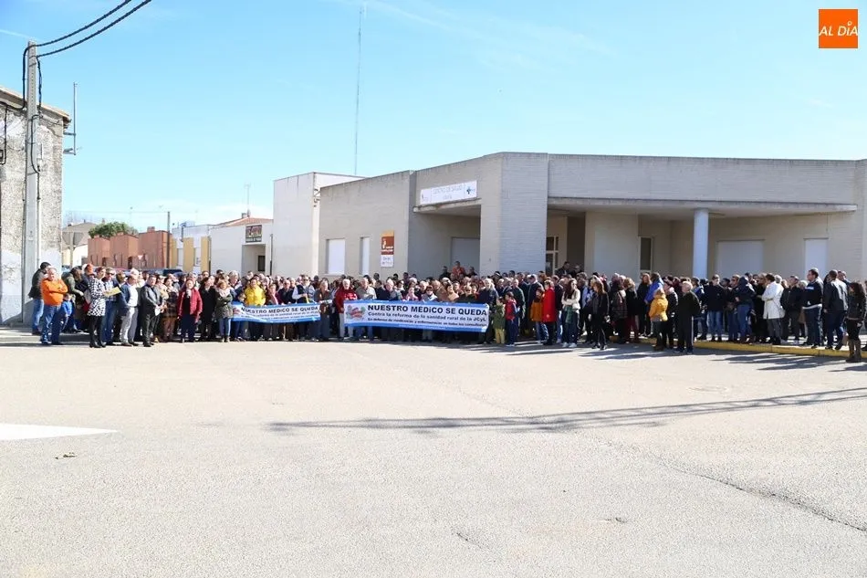 Foto 3 - Vecinos de Las Villas protestan contra el &ldquo;desmantelamiento de la sanidad rural&rdquo;