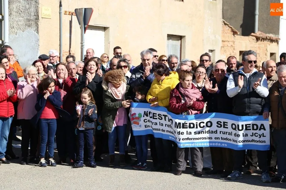 Foto 2 - Vecinos de Las Villas protestan contra el &ldquo;desmantelamiento de la sanidad rural&rdquo;