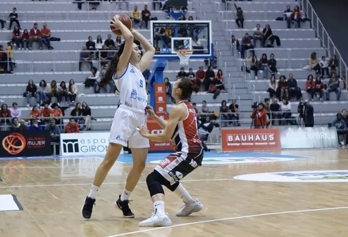 Maite Cazorla busca a una compañera ante la presión rival / CB Avenida