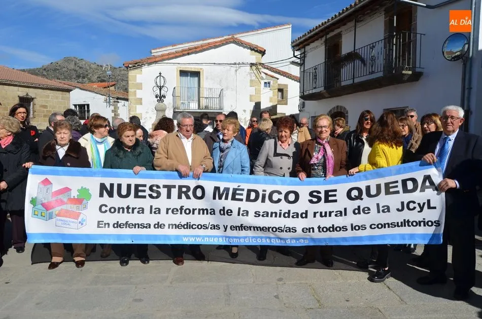 Concentración de los vecinos de Valdesangil para defender la permanencia de su consultorio médico