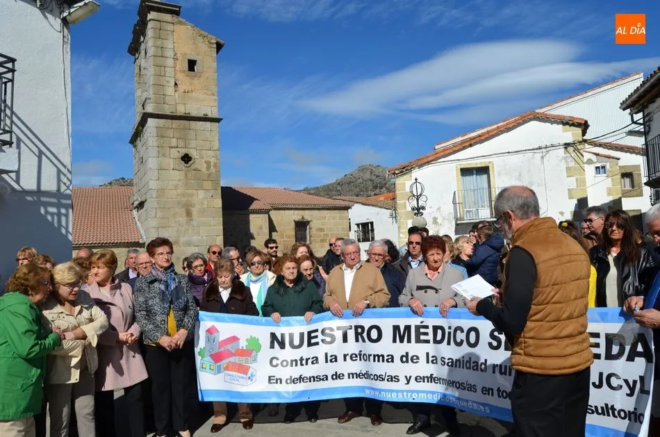 Foto 8 - Los vecinos de Valdesangil se manifiestan contra el cierre de los consultorios rurales